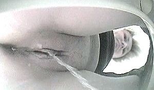 Писающие женщины не заметили в унитазе скрытую камеру