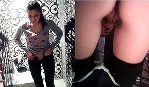 Девка отлила в общественном сортире