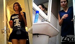 Девушка зайдя в туалет не подозревали о подглядывании