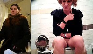 Парни подсматривают за писающими девками