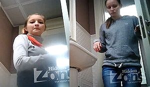 Девки пописали в туалете не заметив камеру