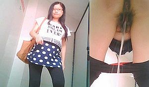 Беременная китаянка с волосатой мандой писает в туалете