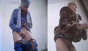 Дамы писают в туалете не зная о спрятанной камере