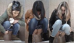 Молодые девушки писают в туалете не замечая камеры