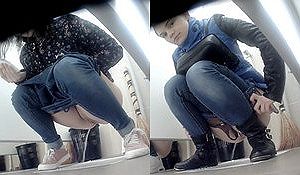 Девушки писают в уборной на скрытую камеру