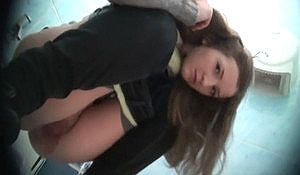 Писающие девушки в туалете техникума