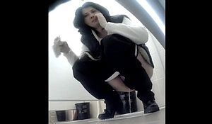 Девушки писают в туалете института