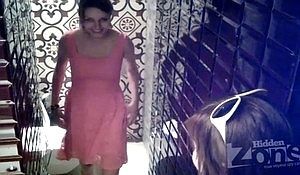 Девушки и женщины справляют нужду в общественном туалете не подозревая о скрытой камере