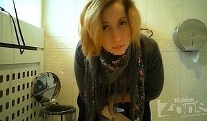 Женщина попалась в туалете на скрытую камеру и засветила свою щелку
