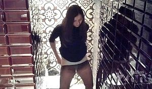 Скрытое подглядывание в туалете за молодой цыпочкой