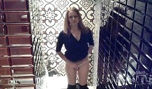 Девушка не думала что прославится писая в общественном туалете