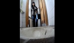 Девушка зашла посрать не зная что в туалете стоит скрытая камера