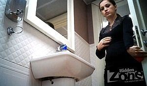 Беременная брюнетка справляет нужду в туалете с камерой