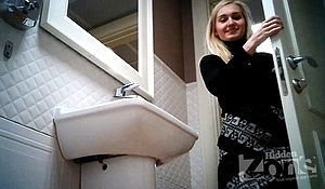 Блондинка в общественном туалете во время писсинга показала свою щелку