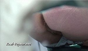 В биотуалете девушки писают перед скрытой камерой