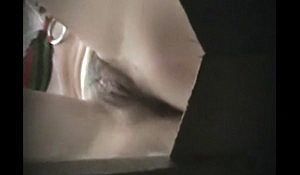 Девушки в пляжном туалете - скрытая камера снизу