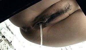 Красивый женский писсинг в пляжном туалете