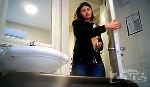 Установив в туалете камеру вуайерист заснял молодую девушку