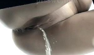 Девушек снимают снизу в туалете на пляже