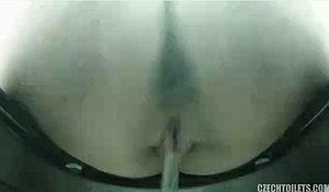 Вид из унитаза в школьном туалете