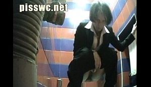 Подглядывание за писающими девушками спереди