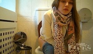 Скрыто подглядели в туалете за молодой девушкой