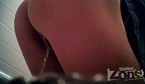 Подглядывание в кабинке общественного женского туалета