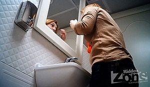 Рыжая женщина ссыт в туалете