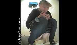 Старшеклассница зашла пописать в туалет