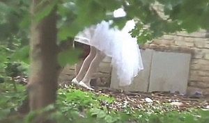 Подборка с писающими девушками в городском парке