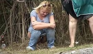 Писающие женщины на природе - скрытая камера