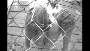 Девушка помочилась возле уличного туалета