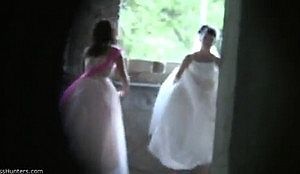Невеста писает в свадебном платье.