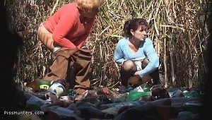 Девушки и женщины ссут на открытом воздухе