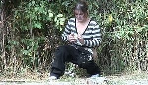 Слежка скрытой камерой за уличными ссыкухами