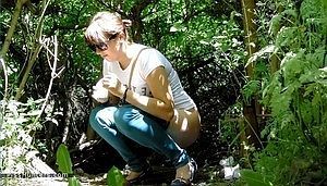 Девушек справляющих нужду поймали в туалете и на улице