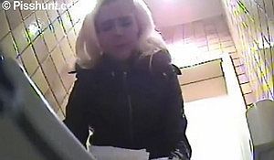 Камера спрятанная в женском туалете (Pisshunt)