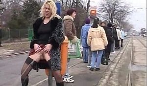 Белокурая шалава писает возле остановки
