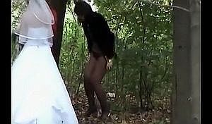 Свадебный писс возле старого здания