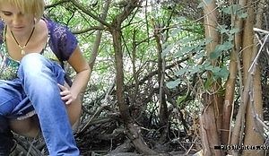 Женский писс в городском парке