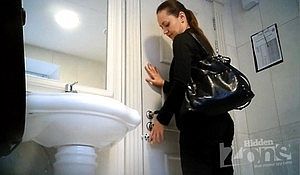 Девушка не зная что в туалете ведется скрытое подглядывание засветила свою киску