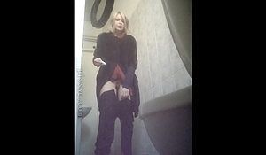Засняли на камеру блондинку зашедшую в туалет посрать