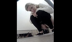 Молодая блондинка что то заподозрив писает в туалете