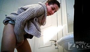 Брюнетка засветила свою писю перед камерой посетив общественный туалет