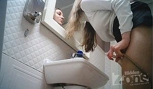 В туалете засняли на камеру как девушка красиво писает раком