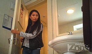 Девушка два раза пописала в общественном туалете