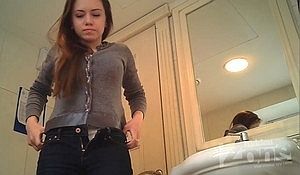 За писающей красоткой подсматривают в туалете