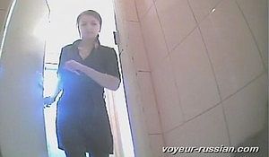 Девушка в туалете офиса засветилась перед камерой