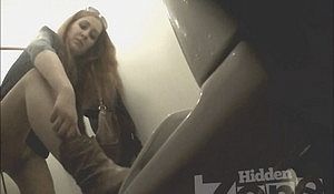 В туалете магазина подглядывают за писающими бабами