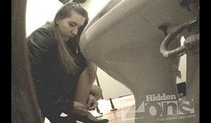 Девку снимают на камеру в туалете супермаркета